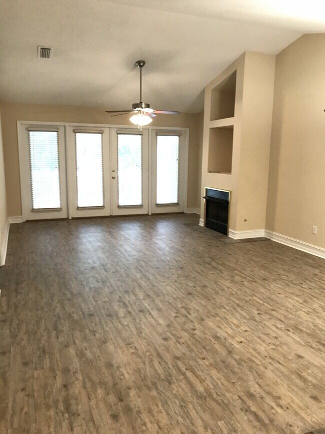 Building Photo - Spacious Three Bedroom, Two Bath Town Home...