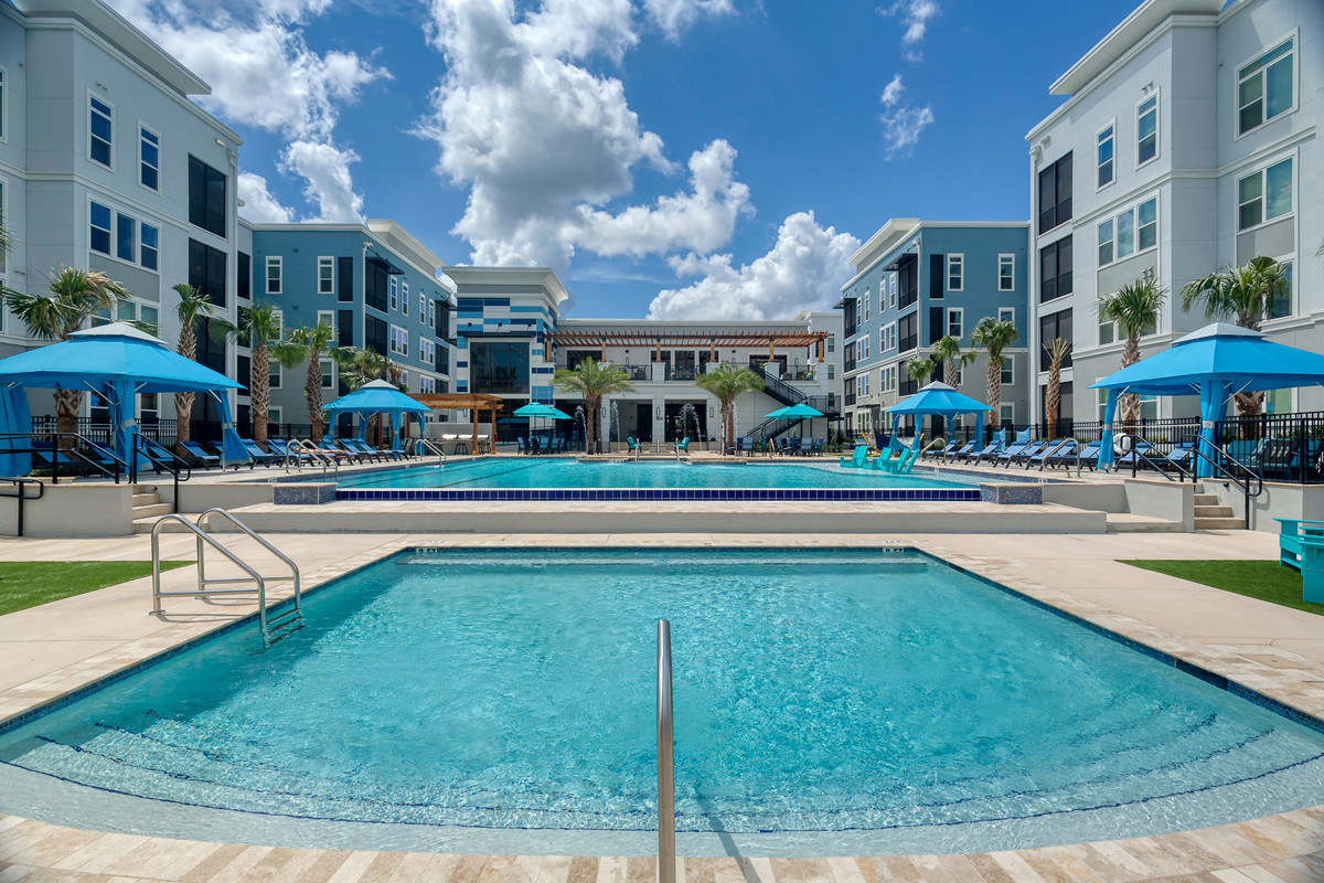 Ciel Luxury Apartments | Jacksonville, FL, | Piscina de agua salada estilo centro turístico y spa - Ciel Luxury Apartments