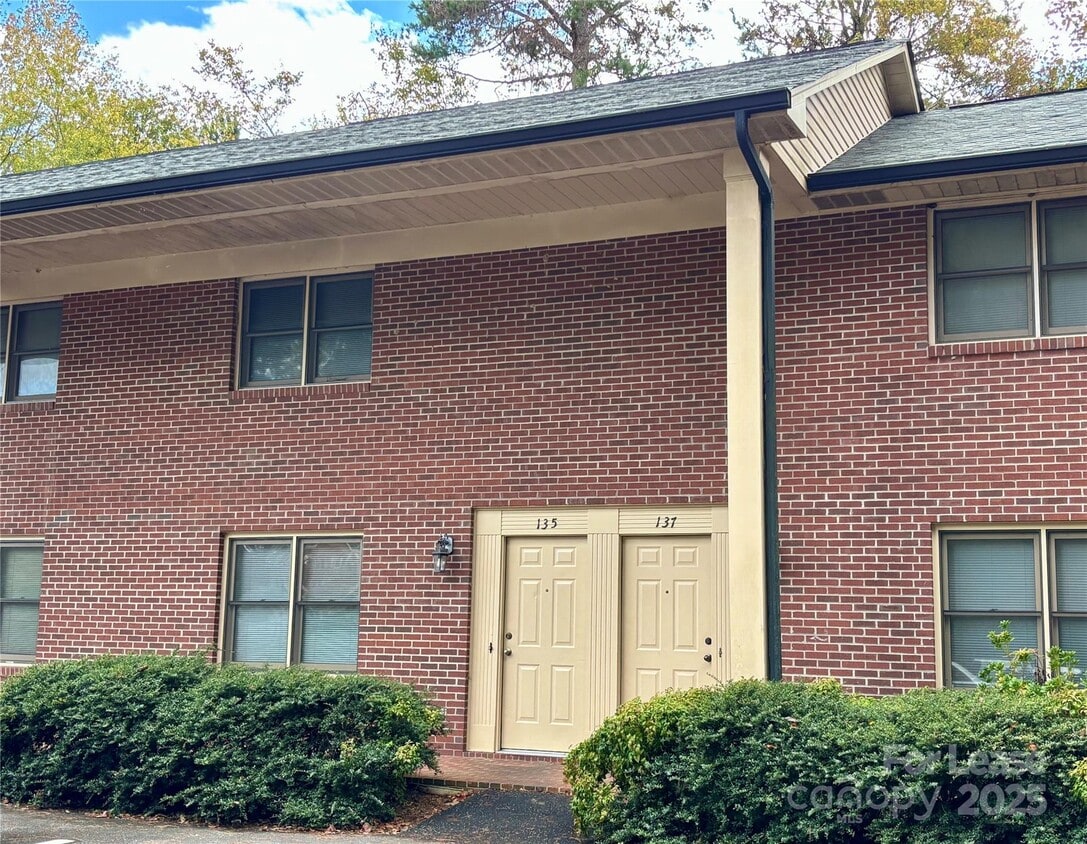 Foto principal - 135 Hillcrest Dr