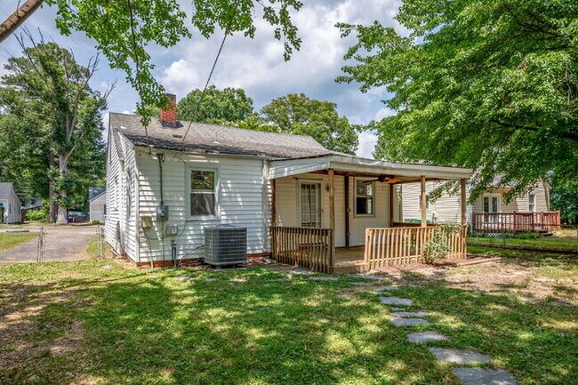 Building Photo - Charming 3-Bedroom, 1 Bath Home located in Sandston-$1750/Mo