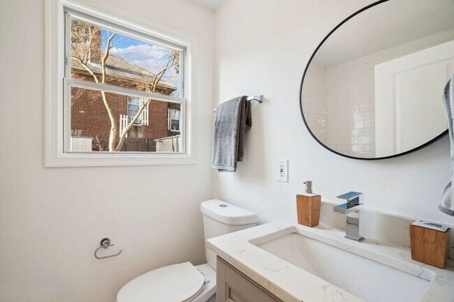 Foto del edificio - 5643 Clay Pl NE
