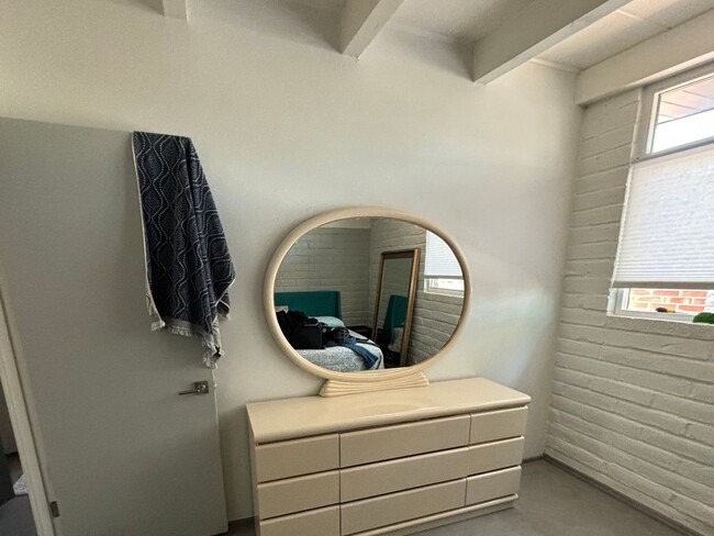 Building Photo - 2 Bedroom, 1 office room, Single Family Ho...