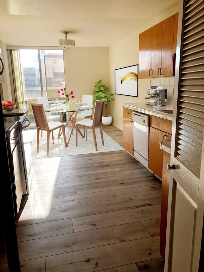 BEAUTIFUL KITCHENS! - 11666 Montana Ave