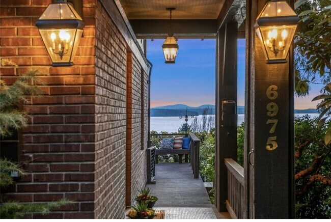 Foto del edificio - Timeless English Tudor with Stunning Puget Sound Views
