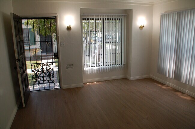 Living Room - Entry - 3904 Crenshaw Blvd