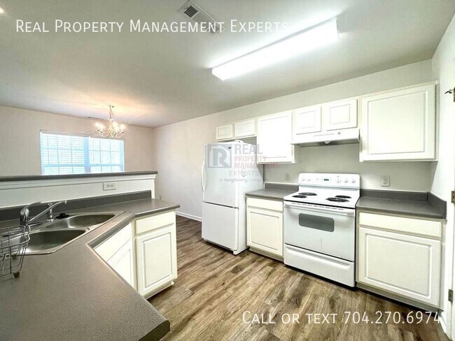 Building Photo - Newly Renovated Now Ready! 3BR/2.5BA Home ...