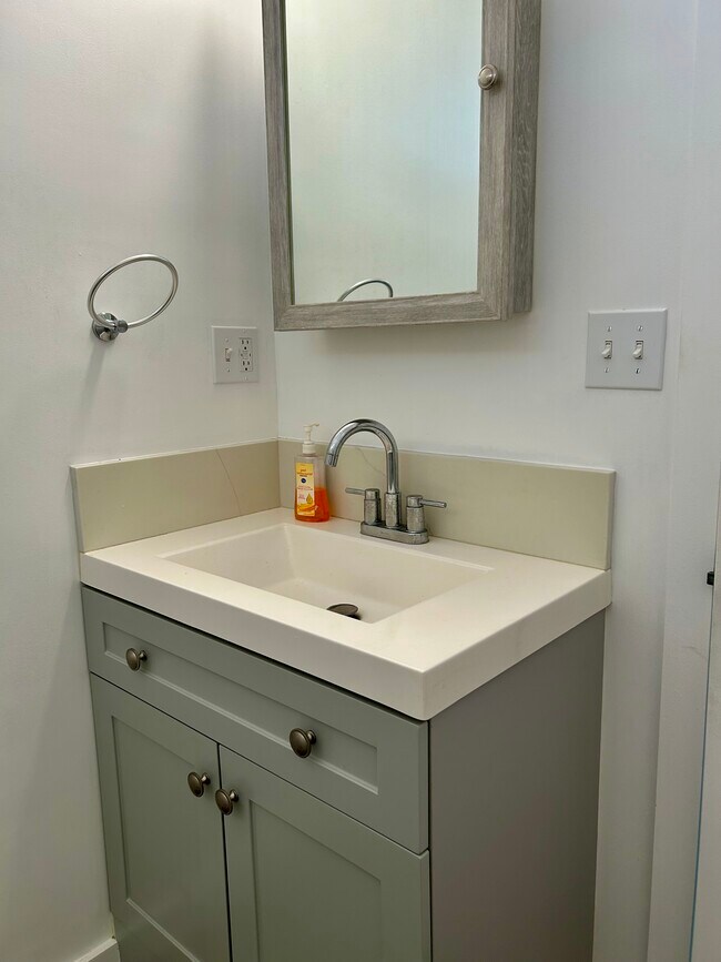 lavabo del baño - 8208 Truxton Ave