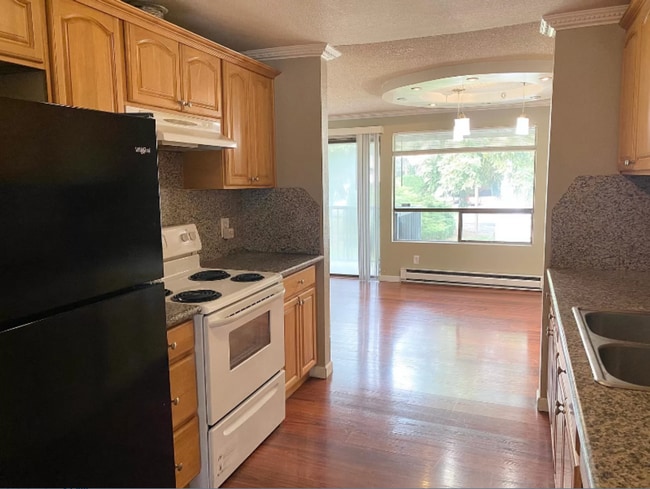 Foto del edificio - Spacious top floor condo with 3 sizable bedrooms & 2 baths