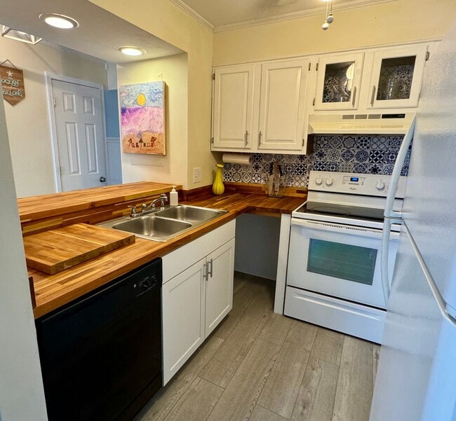 Building Photo - Myrtle Beach - 2 bedroom / 1.5 bath Furnis...