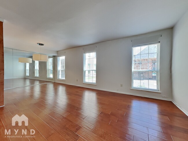 Building Photo - 355 N Post Oak Ln
