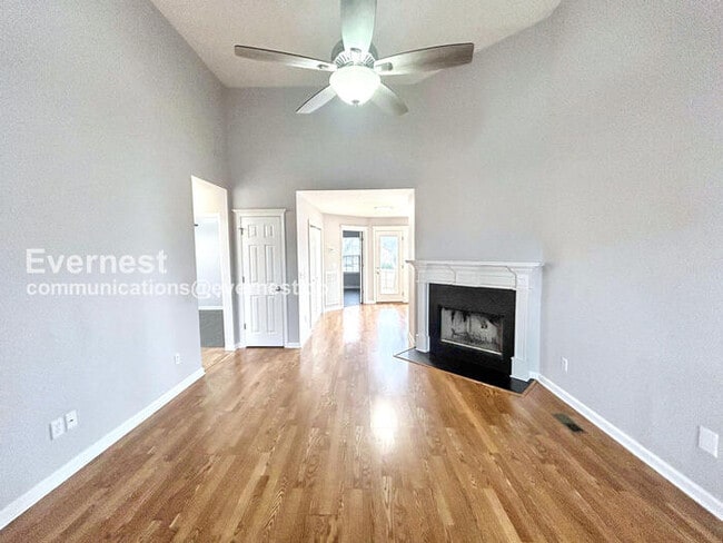 Foto del edificio - Modern Home with Fenced Yard and Attached Garage