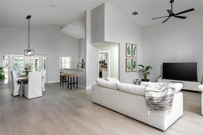 Building Photo - 3085 Perriwinkle Cir