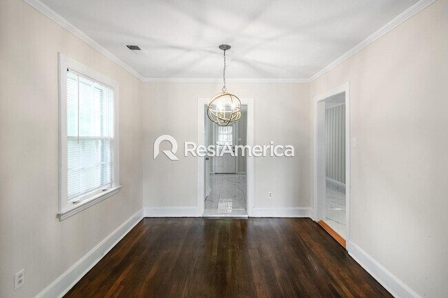 Foto del edificio - Beautifully Renovated 3/1.5 in a GREAT loc...