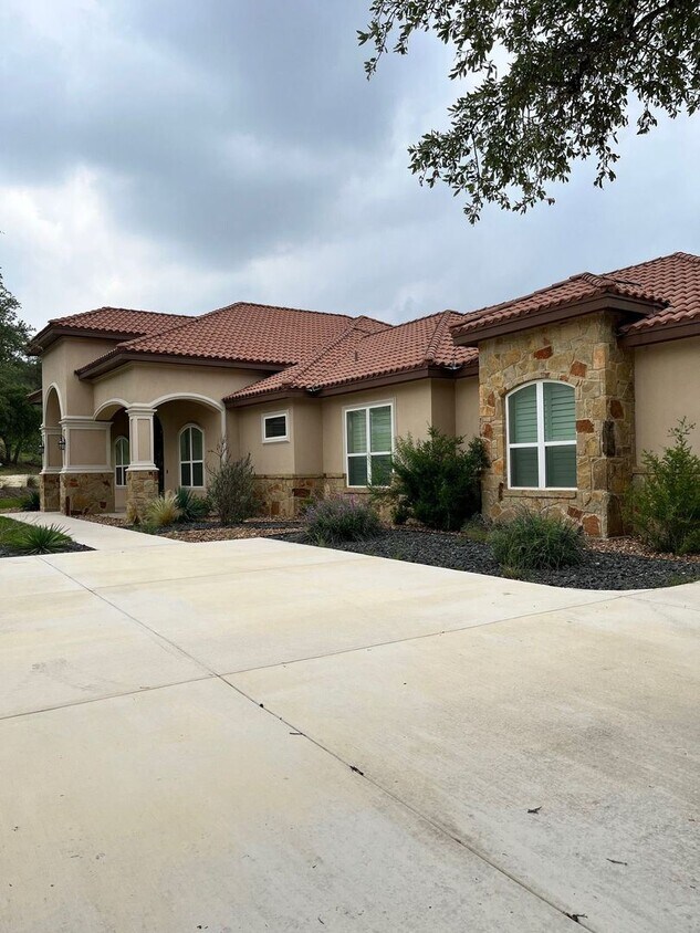 3 br, 2.5 bath House 105 Overlook Pass House Rental in Spring