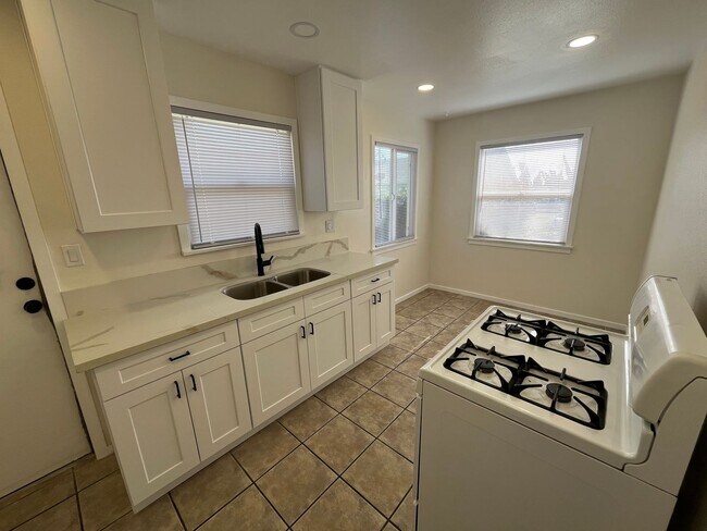 Building Photo - Cozy Upland Cottage 1bed + 1bath in a quie...