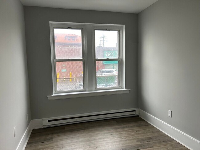 Foto del edificio - Recently Renovated 1 Bedroom Apartment Loc...