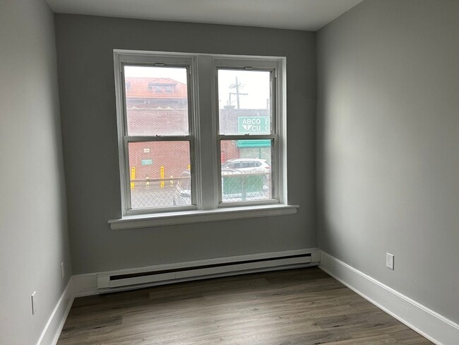 Building Photo - Recently Renovated 1 Bedroom Apartment Loc...