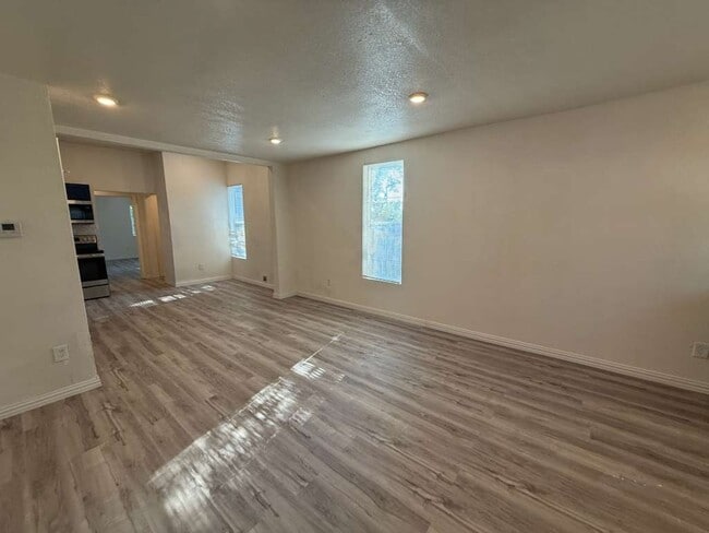 Foto del edificio - 704 E Harvey Ave