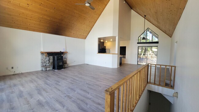 Building Photo - Inviting Mountain Home - 3 Bedroom 2 Car G...