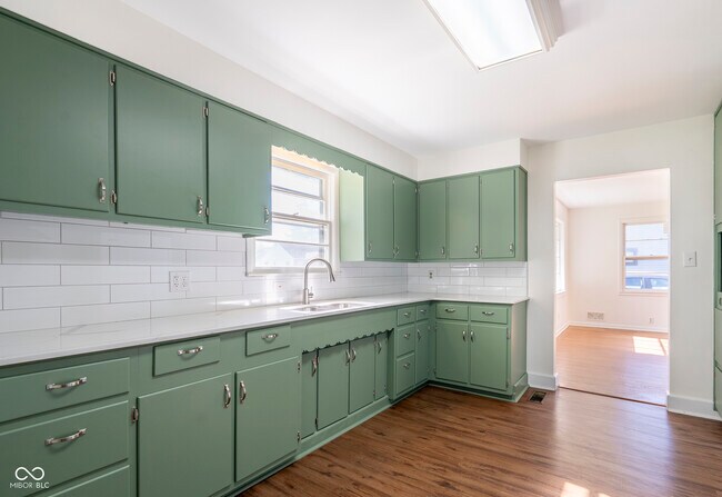 Building Photo - 370 N Bazil Ave