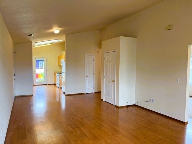 Foto del edificio - Spacious 3-bed 2-bath home with attached g...