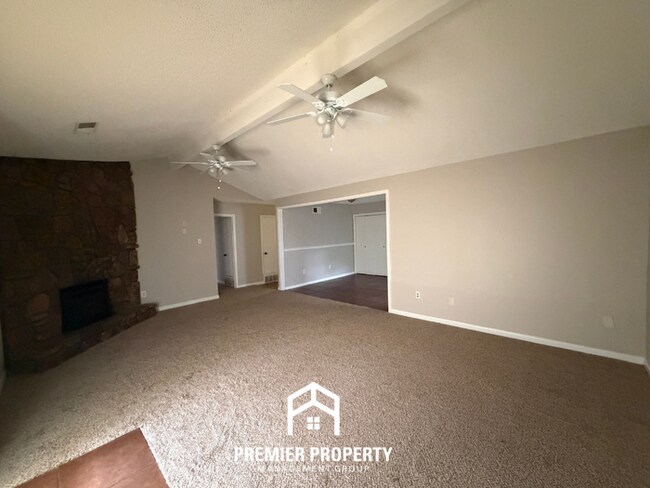 Foto del edificio - Spacious 3BR/2BA Home in Bartlett | High Ceilings, Fireplace & 2-Car Garage