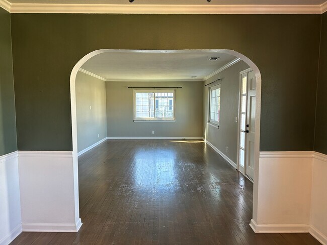 Building Photo - 204 Haney Dr