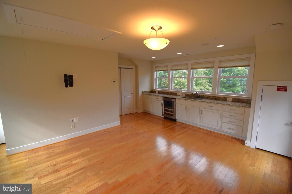 Primary Photo - 2114 Potomac Ave