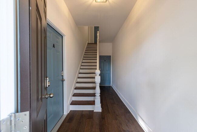 Building Photo - $500 OFF March Rent! Ground-Floor Renovated 1BR Near SCAD