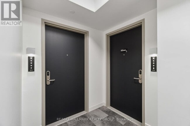 Building Photo - 180 George St