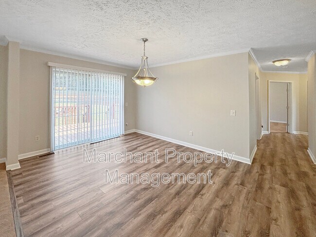 Foto del edificio - 99 Forestville Rd