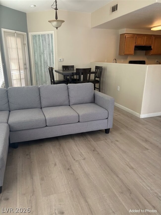 Building Photo - 3400 Cabana Dr