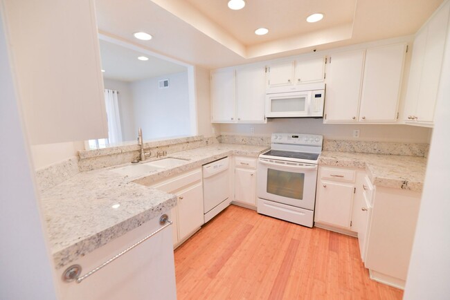 Foto del edificio - FANTASTIC FOUR BEDROOM THREE FULL BATH wit...