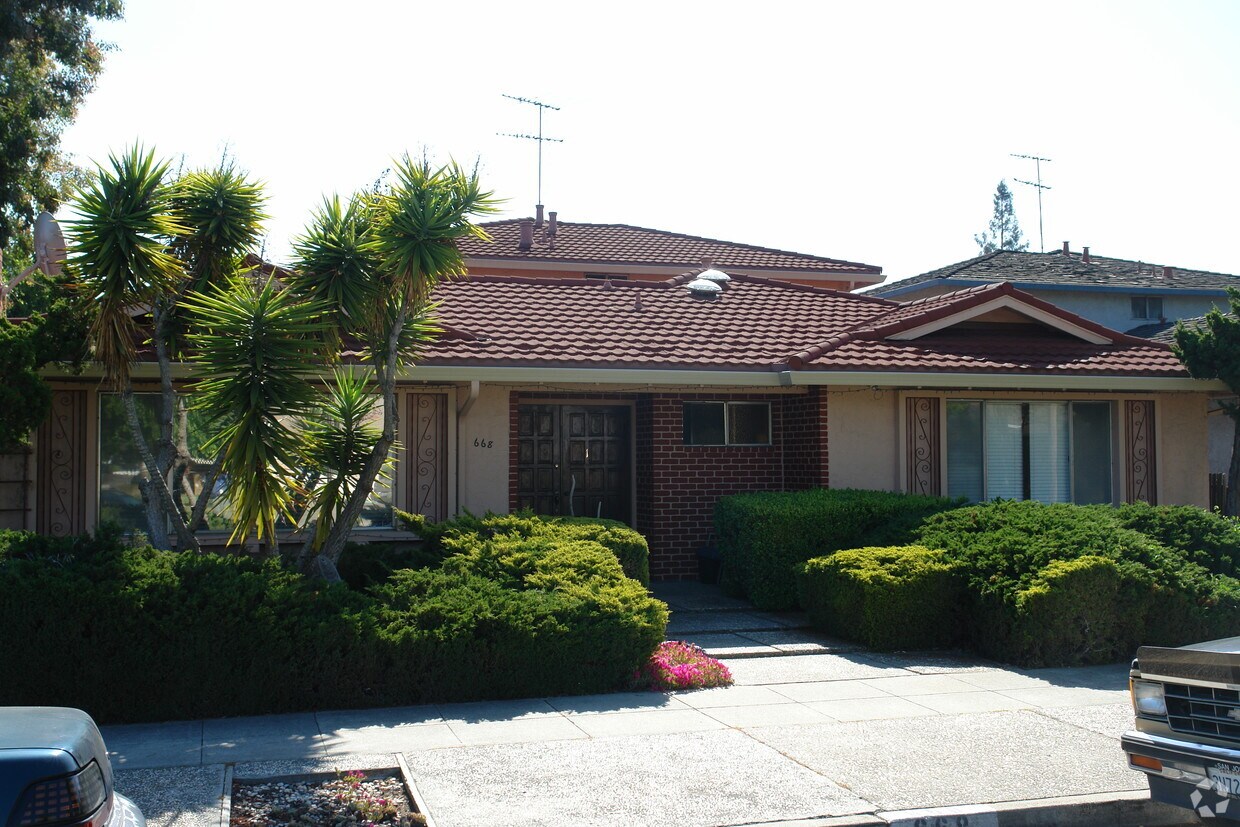 Foto del edificio - 668 Pinewood Dr