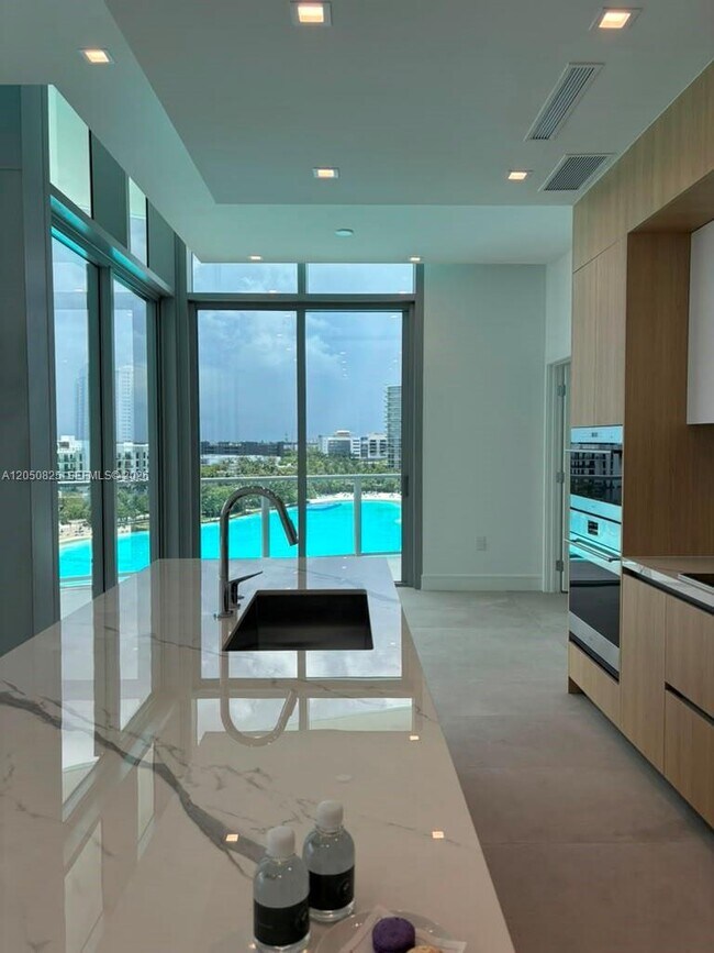 Building Photo - 2411 Laguna Cir