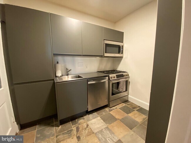 Foto del edificio - 3020 Dent Pl NW