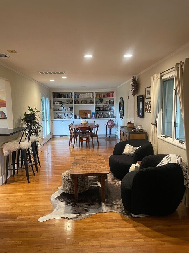 Building Photo - Charming 3 bedroom home in quiet neighborr...