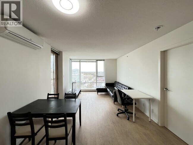 Photo du bâtiment - 7988 Ackroyd Rd