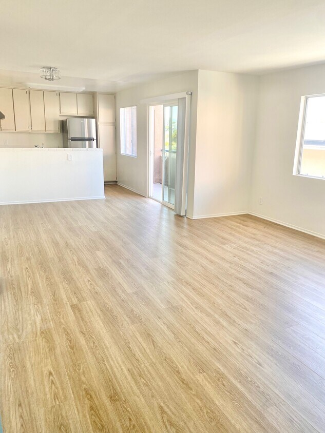 Large and brights with lots of windows! - 564 N Ardmore Ave