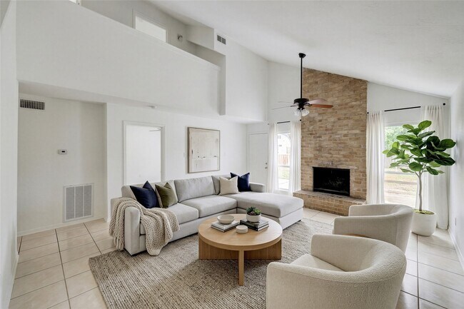 Foto del edificio - 5906 Golden Forest Dr