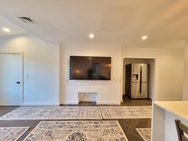 Foto del edificio - 3 bedroom in ASTORIA NY 11103