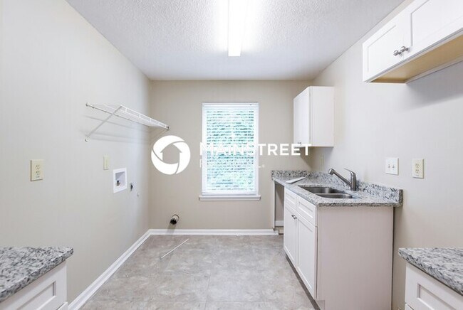 Foto del edificio - 3 Bedroom Pet-Friendly Home in Douglasville, GA with Main Street Renewal