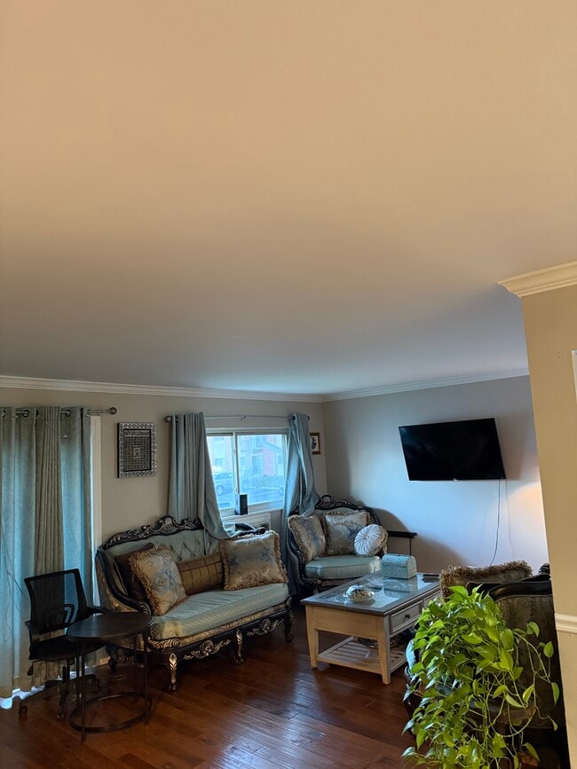 Building Photo - 685 E Fullerton Ave