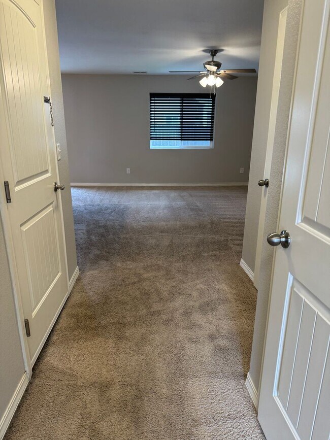 Building Photo - Everything you need! 3 bed/2.5 bath, 2-car garage