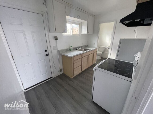 Building Photo - 2bd/1ba Remodeled Home, Fence Backyard, Ce...