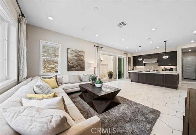 Foto del edificio - 112 Character