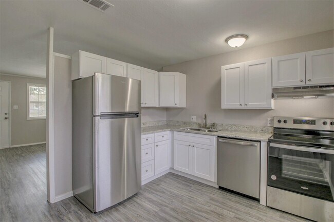 Building Photo - 20 Hiland Pl
