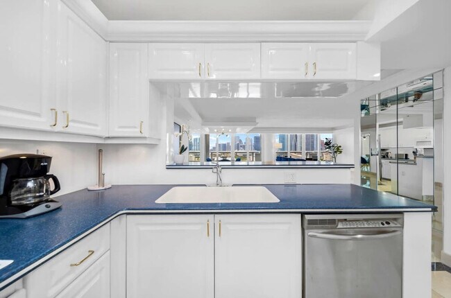 Foto del edificio - 1717 N Bayshore Dr