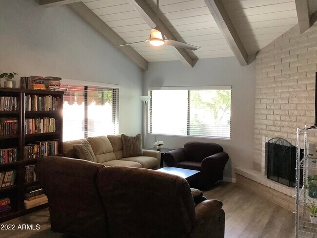 Foto del edificio - 6465 N 77th Pl