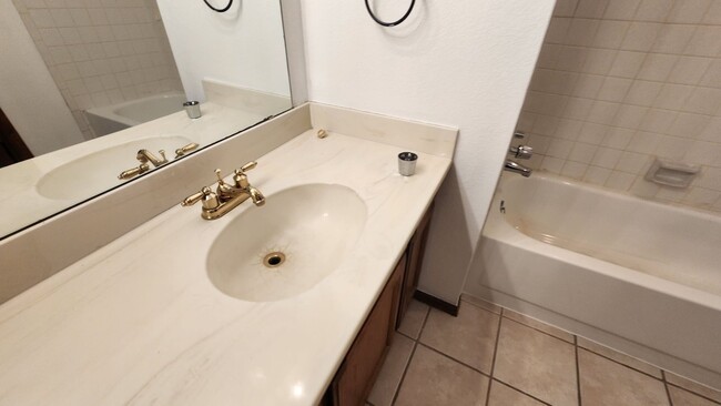 Building Photo - 2 Bed 2 bath apartment in OKC!